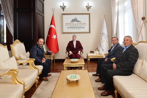 Vali Yiğitbaşı'na Başmakçı Çığrı Köyü'nden Anlamlı Halı Hediye Edildi