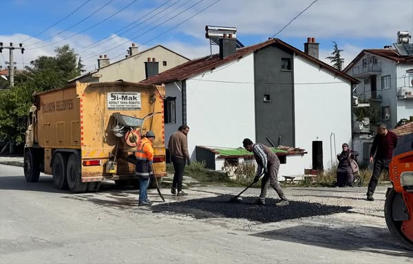 Bolvadin'de Yol Yapım Çalışmaları Hız Kesmeden Devam Ediyor