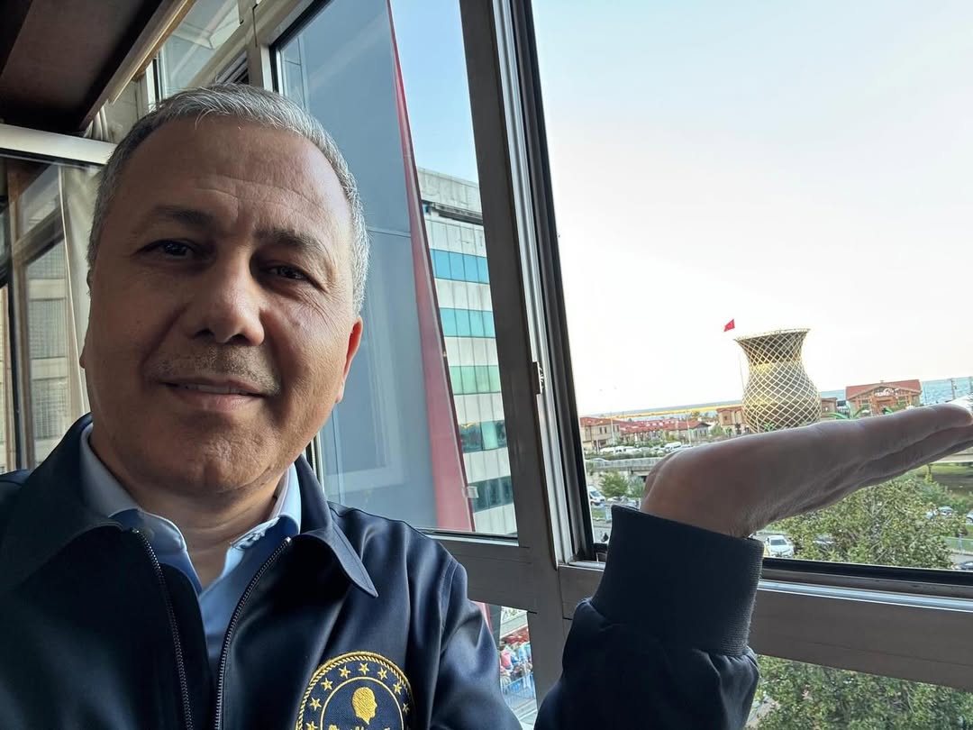 İçişleri Bakanı Yerlikaya, Rize'deki Dev Çay Bardağıyla Selfie Çekti