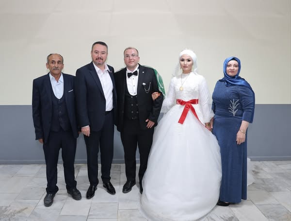 Sandıklı'da Belediye Başkanı Genç Çiftin Düğününde Mutluluğa Ortak Oldu