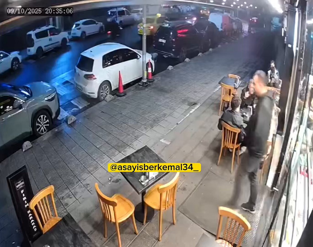 İstanbul Bahçelievler'de Motosiklet Çarpışması: Yaya Ağır Yaralandı