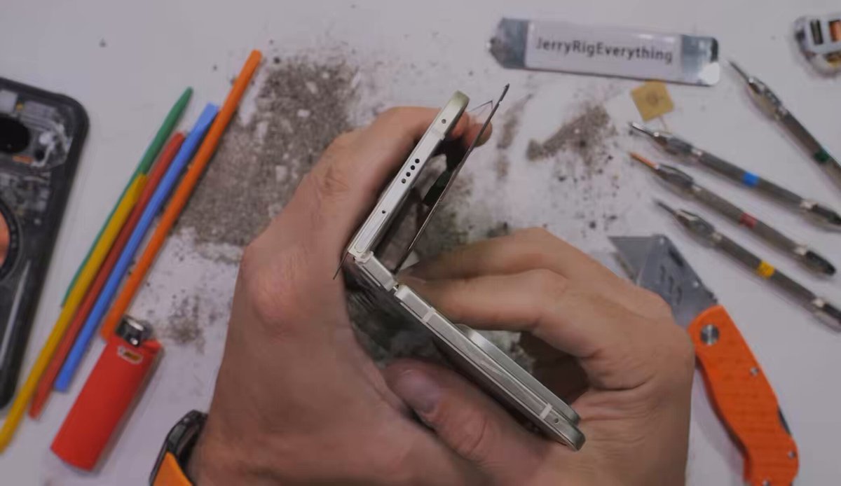 Google Pixel 10 Pro Fold Bükülme Testinde Patladı: JerryRigEverything'den Şok Açıklama