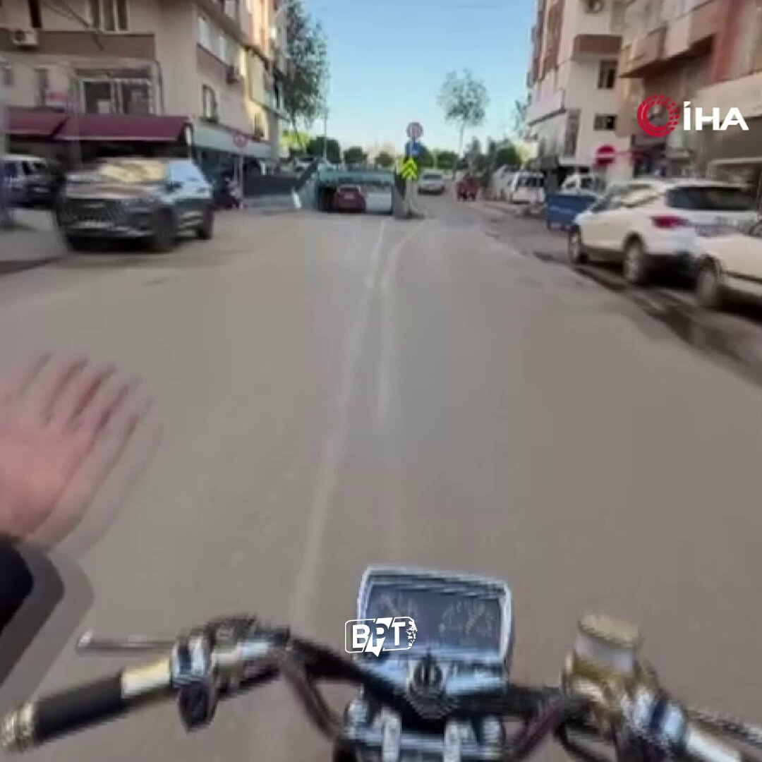 Trafikte Ters Yöne Giren Sürücü ile Motosikletli Arasında Gergin Diyalog