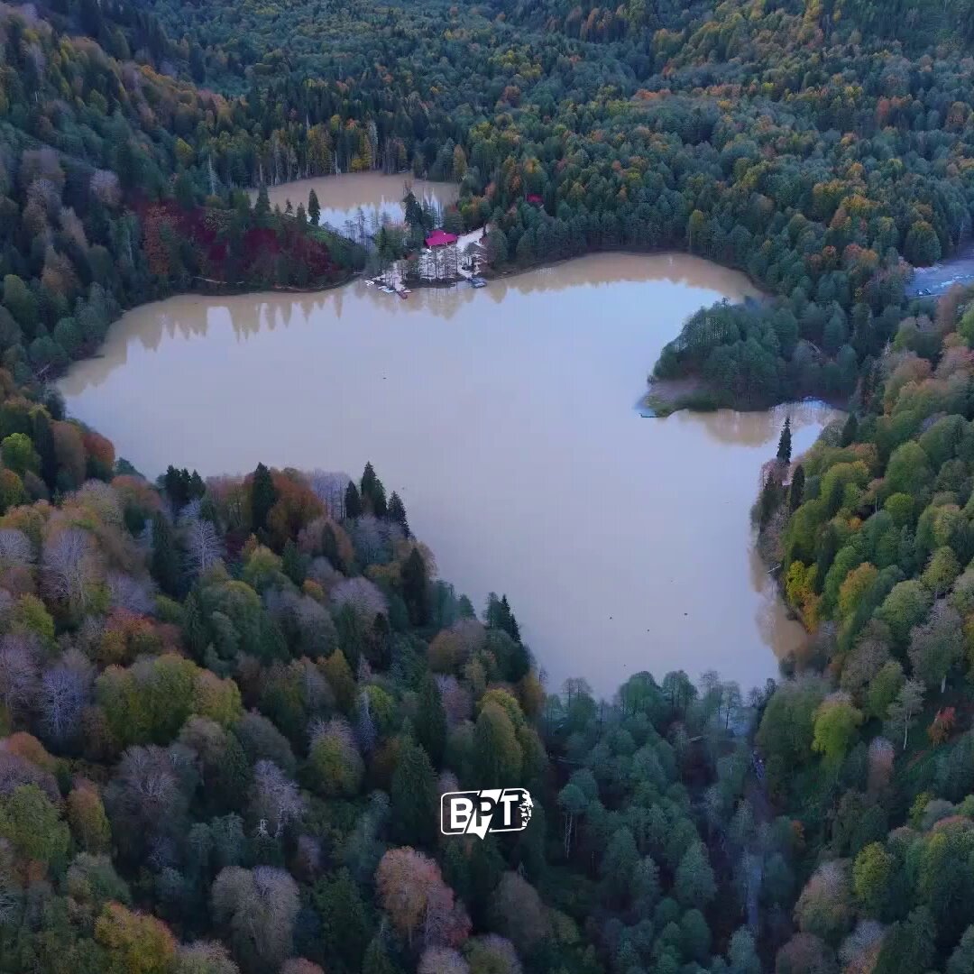 Artvin Borçka'daki Karagöl, Sonbaharın Büyüleyici Renklerine Büründü