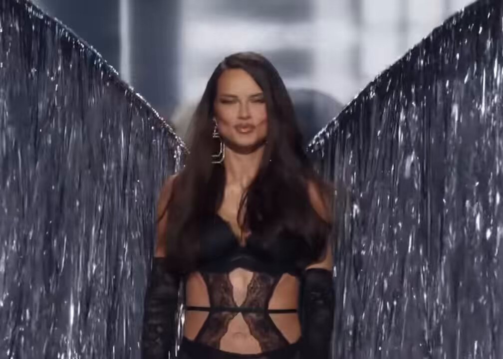 Adriana Lima, Victoria's Secret Defilesine Geri Dönüyor