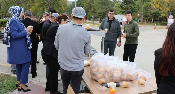 Afyonkarahisar'da Üniversiteli Öğrencilere ve Personelle Sıcak Çorba İkramı