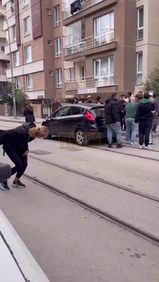 Eskişehir'de Trafik Kazasında Sıkışan Çocuk, Vatandaşların Kahramanlığıyla Kurtarıldı