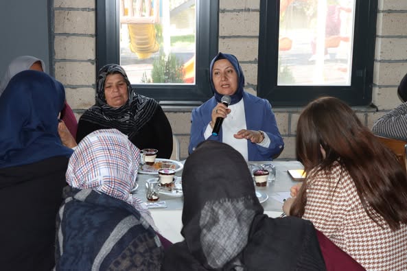İscehisar'da Kadınlara Özel Halk Günü Toplantıları Mahalle Mahalle Devam Ediyor