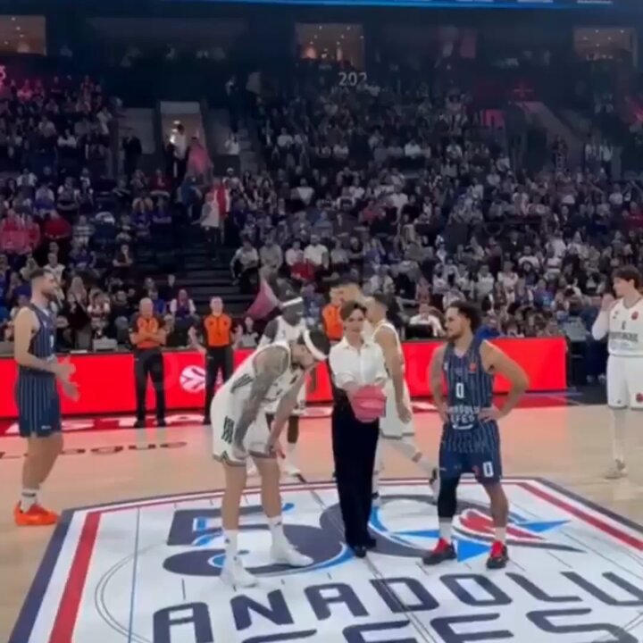 Birce Akalay, Meme Kanseri Farkındalığı İçin Basketbol Sahasına Çıktı
