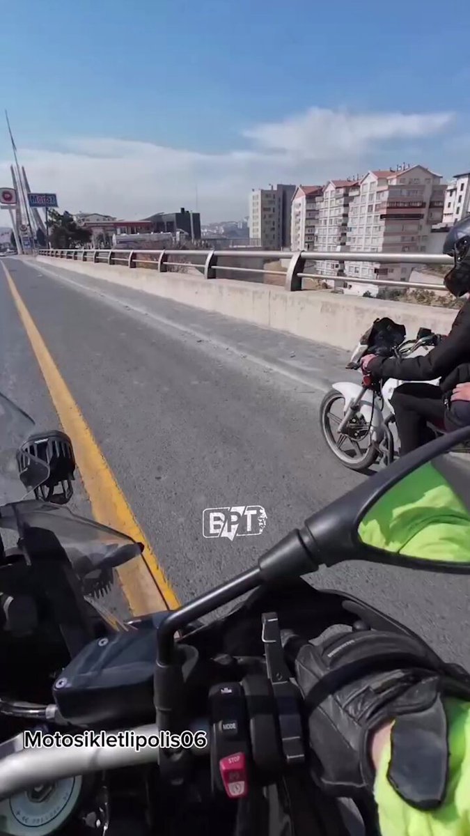 Trafik Polisi, Motosiklet Sürücüsünü Seyir Halindeyken Anahtarını Alarak Durdurdu