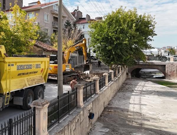 Emirdağ'da Çaydere Rıhtım Kenarı Yollarına Sıcak Asfalt Çalışması Başladı