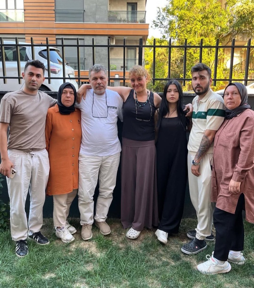Yasemin Minguzzi, Kardeşini Korurken Öldürülen Hakan Çakır'ın Ailesiyle Buluştu: "Artık Koca Bir Aileyiz"