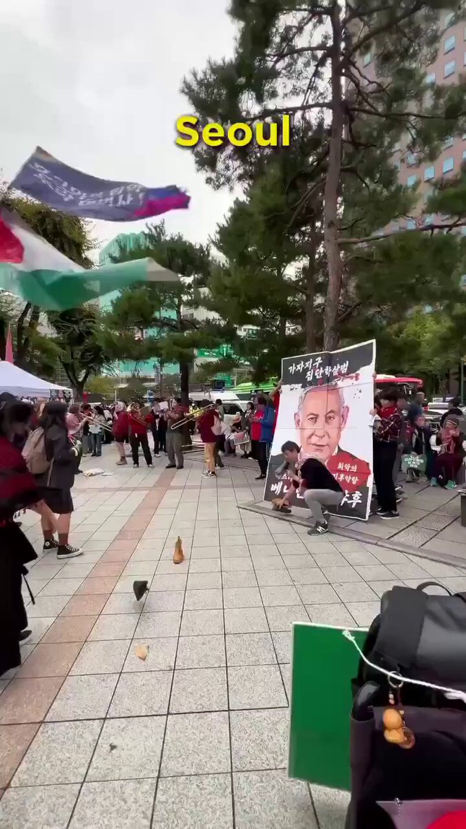 Güney Kore'de Netanyahu'nun Fotoğrafına Ayakkabı Fırlatıldı