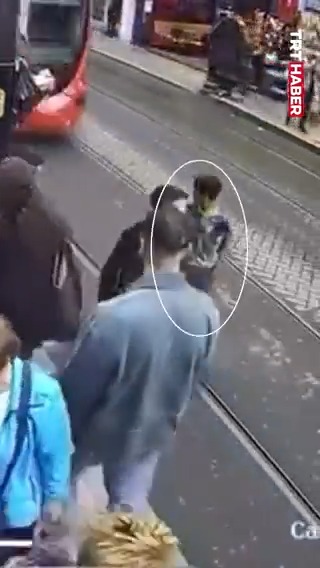 İstanbul'da Tramvay Yoluna Yürüyen Çocuk Son Anda Kurtarıldı