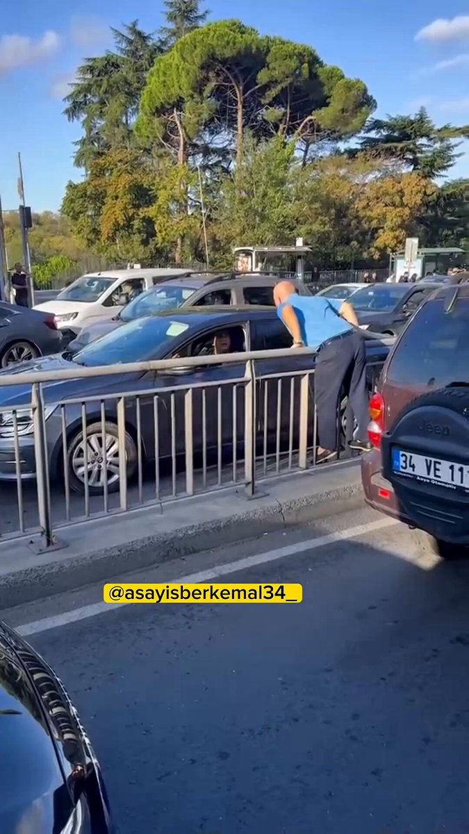 İstanbul'da Otobüs Şoföründen Trafikteki Sürücüye Saldırı