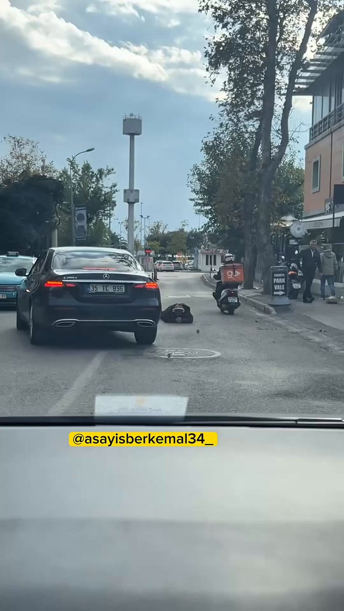 İstanbul'da Yolun Ortasında Telefonla Oynayan Kişi Görüntülendi