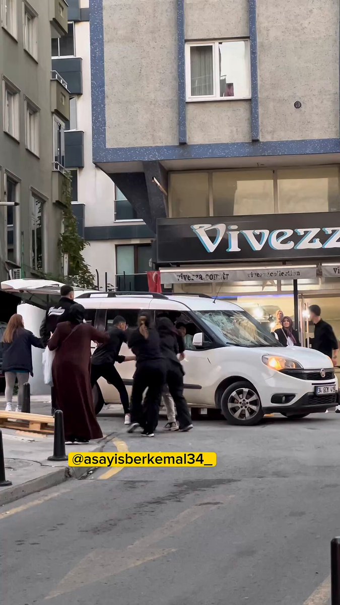 İstanbul'da Kavga Sırasında İçinde Çocuk Bulunan Araca Saldırı