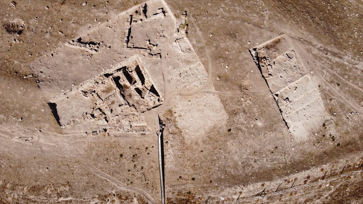 Denizli'de 4.500 Yıllık Yanmış Ev Kalıntısı Keşfedildi