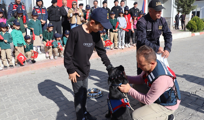 Jandarma ekipleri kurumun faaliyetlerini öğrencilere anlattı